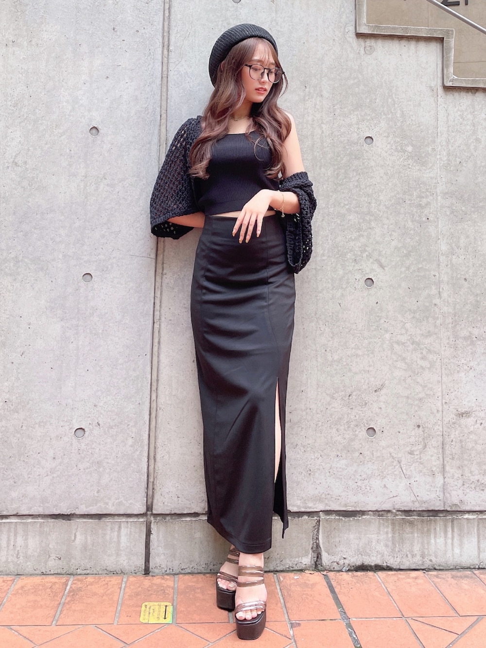 ブラック系のカーディガン/ボレロ、ブラック系のタンクトップ、ブラック系のスカートを着用したレディースの夏コーディネートの2枚目の写真