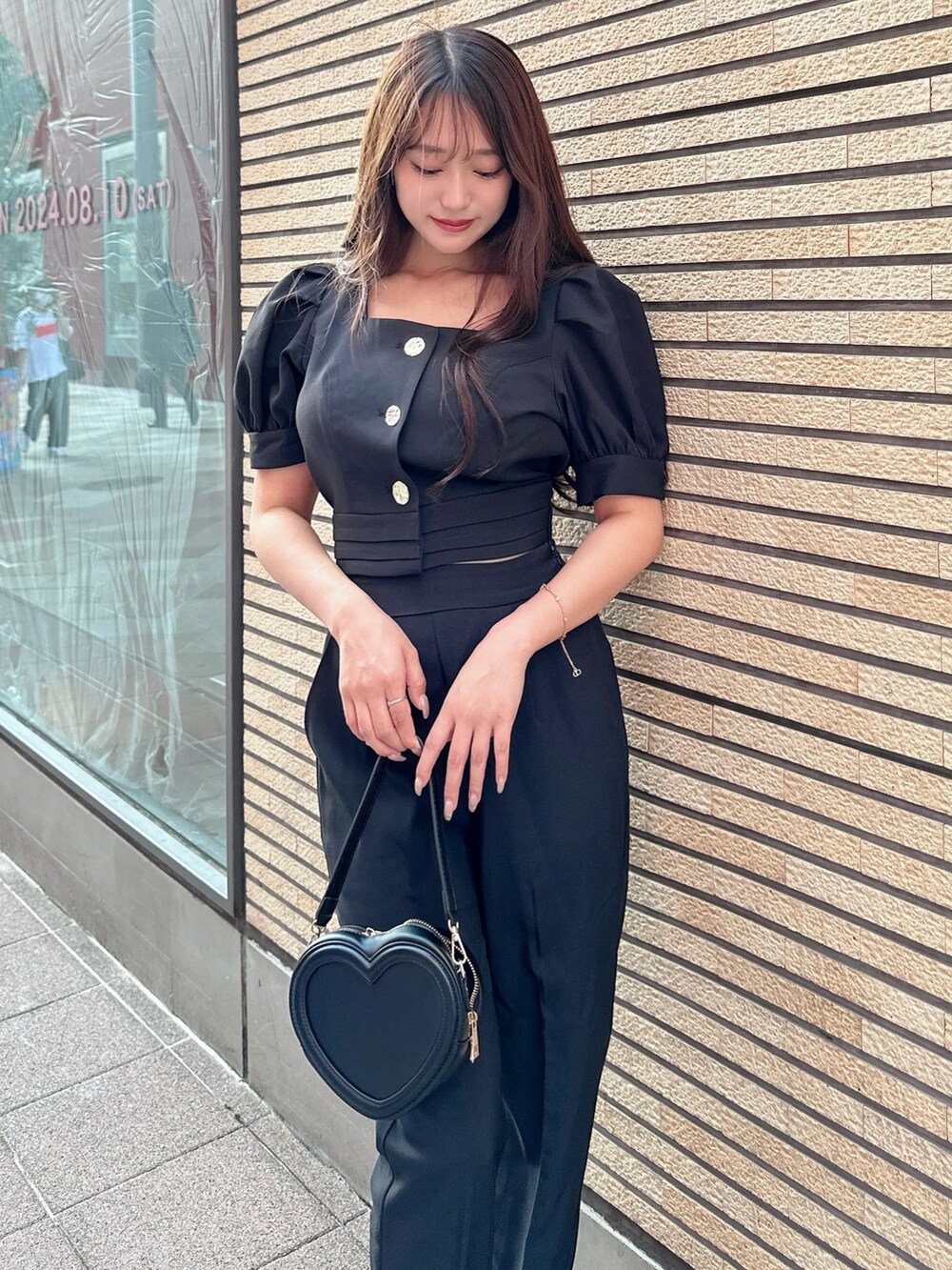 ブラック系のシャツ/ブラウス、ブラック系のその他パンツ、ブラック系のショルダーバッグを着用したレディースの夏コーディネートの2枚目の写真