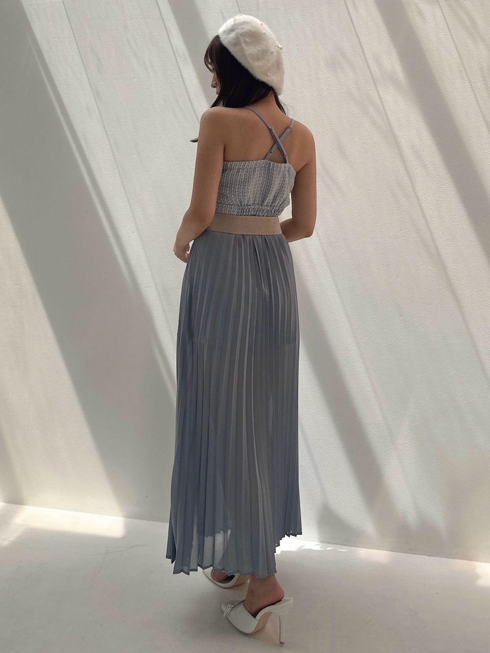 ブルー系のワンピース、ホワイト系のスリッポン、ベージュ系のベルトを着用したレディースの夏コーディネートの2枚目の写真