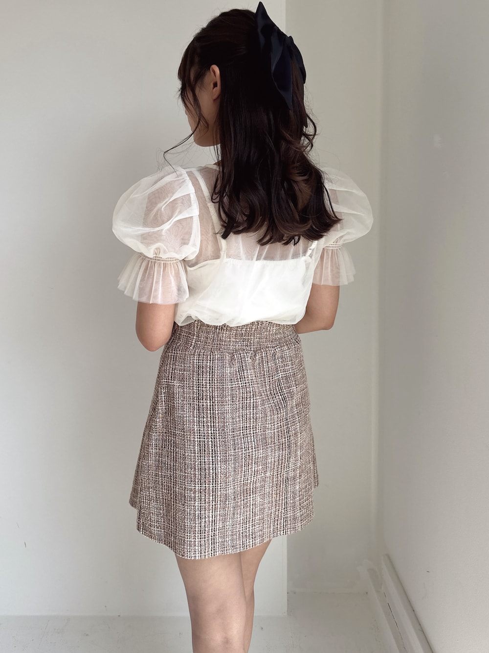 ホワイト系のシャツ/ブラウス、ピンク系のその他パンツを着用したレディースの夏コーディネートの2枚目の写真