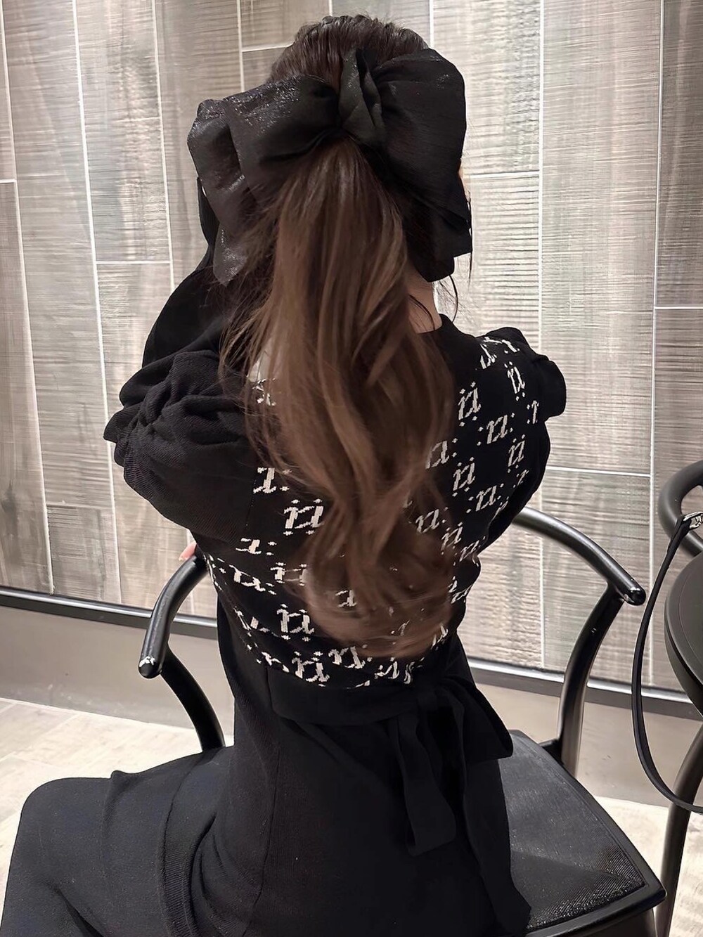 ブラック系のワンピースを着用したレディースの冬コーディネートの2枚目の写真