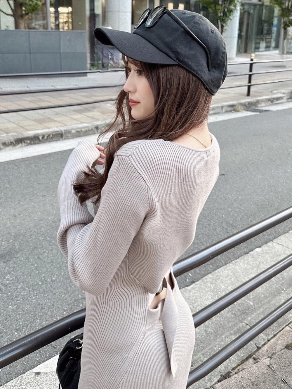 ベージュ系のワンピースを着用したレディースの秋コーディネートの3枚目の写真