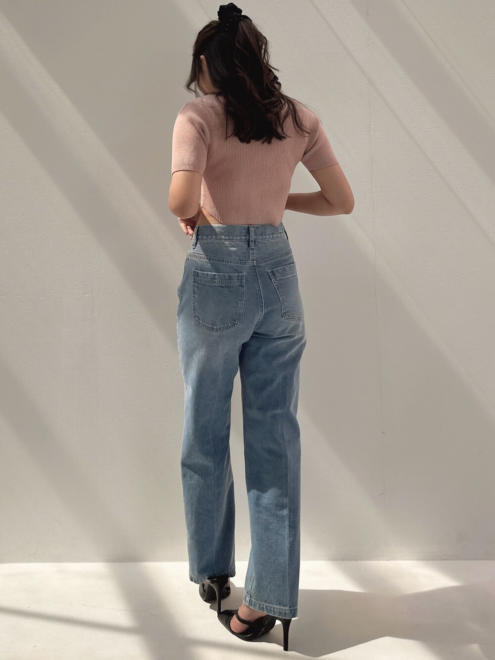 ブルー系のデニムパンツ、ブラック系のスリッポンを着用したレディースの夏コーディネートの2枚目の写真