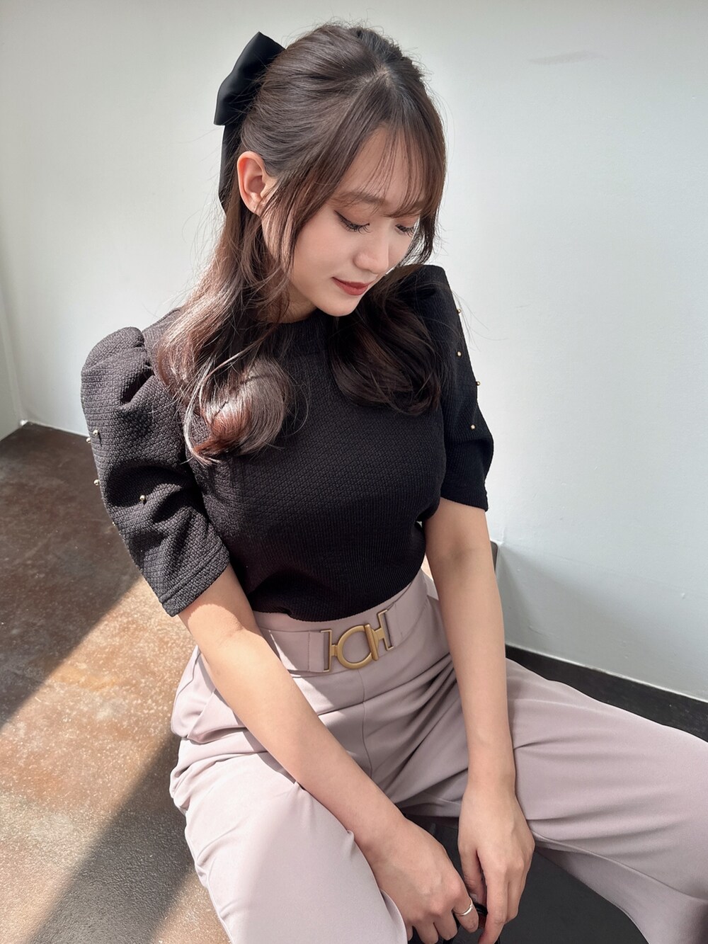 ブラック系のTシャツ/カットソー、ブラック系のスリッポン、ブラック系のバレッタ/ヘアクリップを着用したレディースの夏コーディネートの2枚目の写真