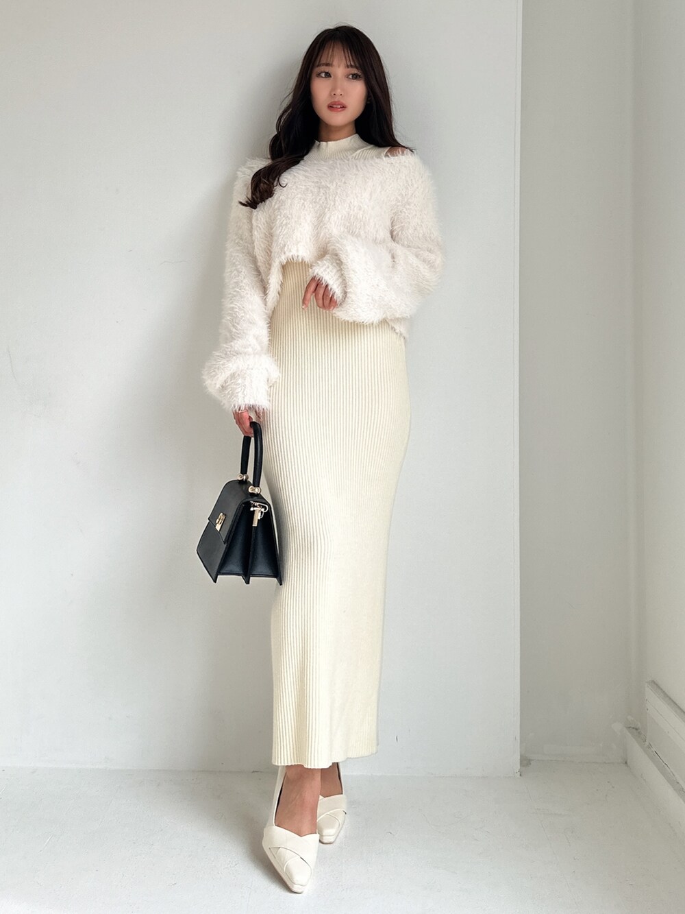 ホワイト系のワンピースを着用したレディースの秋コーディネートの2枚目の写真
