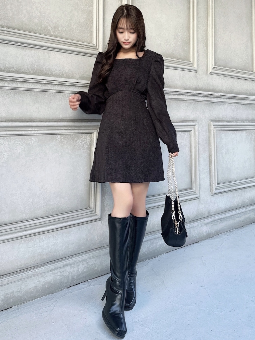 ブラック系のワンピース、ブラック系のブーツを着用したレディースの秋コーディネートの2枚目の写真