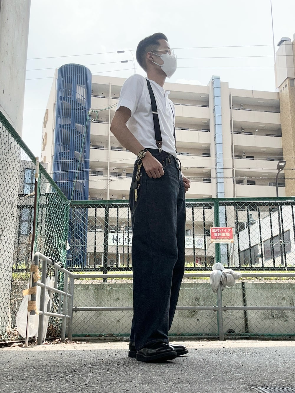 ホワイト系のTシャツ/カットソー、ブルー系のデニムパンツ、ブラック系のドレスシューズを着用したメンズの夏コーディネートの2枚目の写真