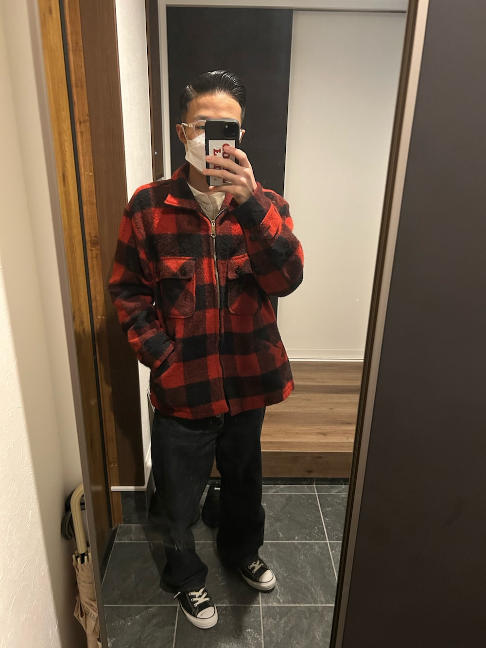 ブルー系のデニムパンツ、ブラック系のスニーカーを着用したメンズの春コーディネートの2枚目の写真