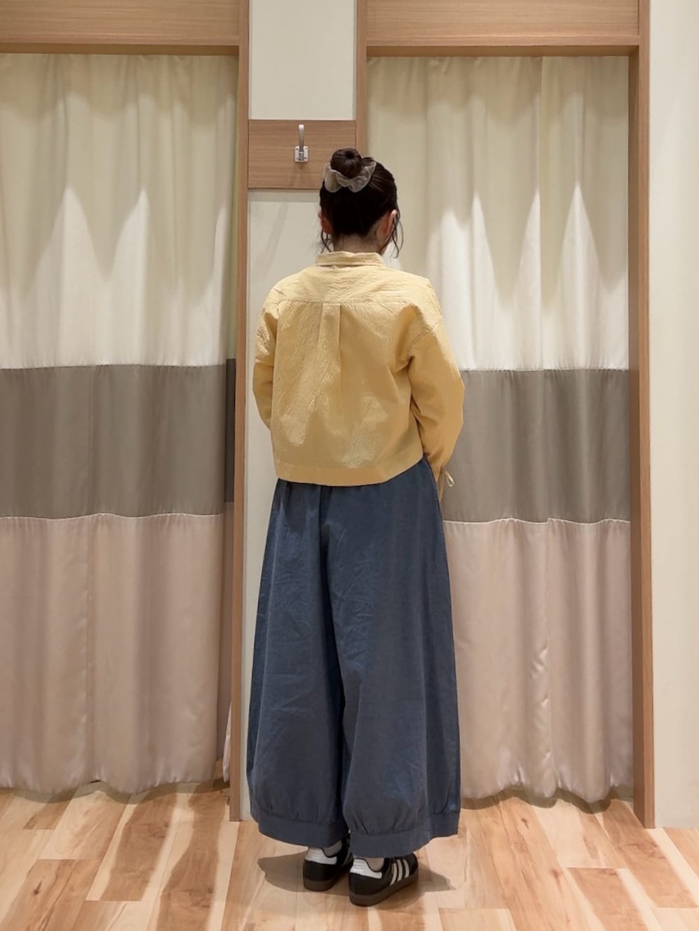 イエロー系のシャツ/ブラウス、ブルー系のその他パンツ、ホワイト系のTシャツ/カットソーを着用したレディースの春コーディネートの2枚目の写真