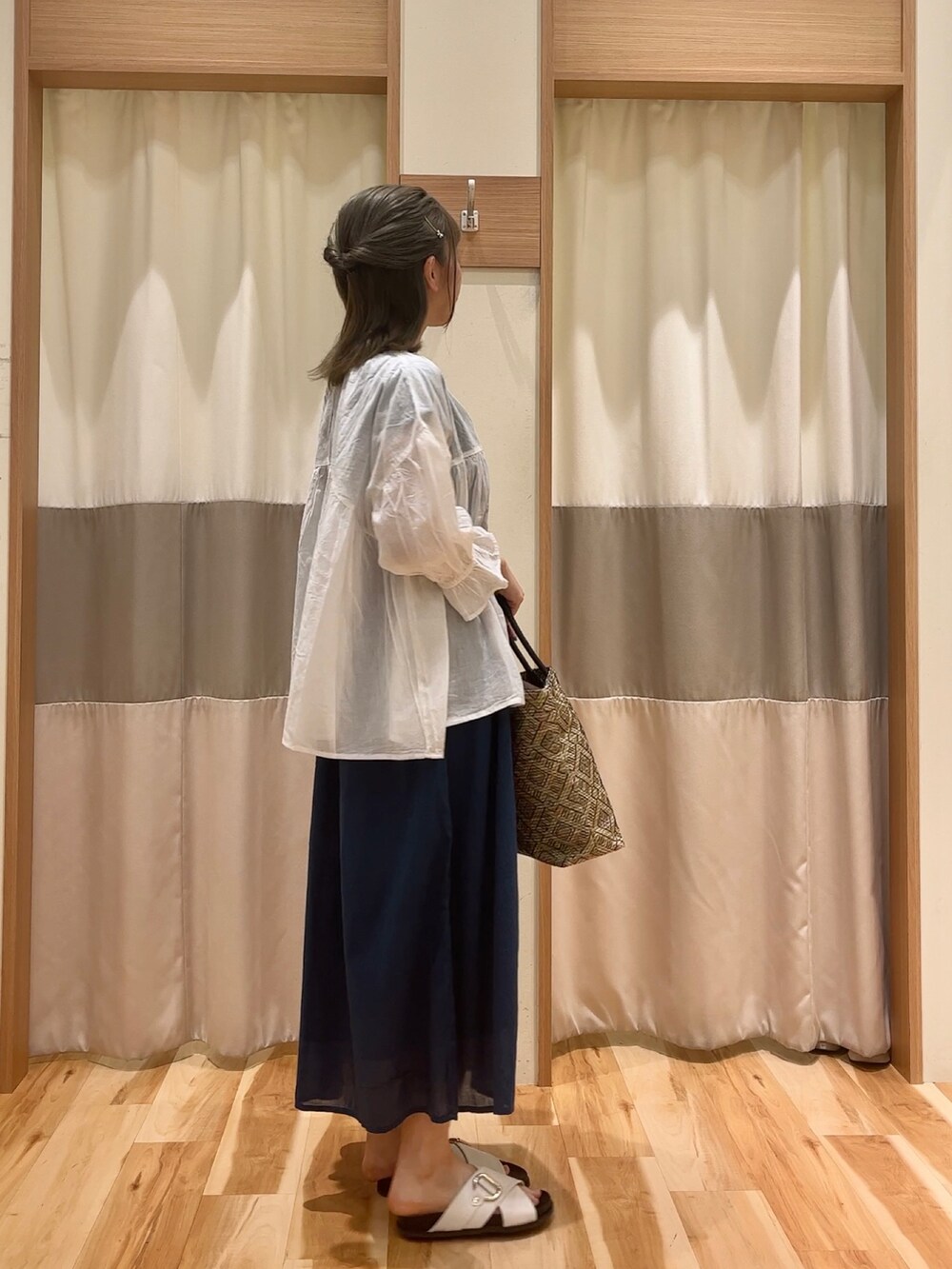「夏コーデ、ワンピース」｜「Samansa Mos2 blueの【Made in India】切替フレアブラウス（シャツ/ブラウス、ホワイト系）」を使った、ym.さん（レディース・160cm）の春コーディネートの2枚目の写真