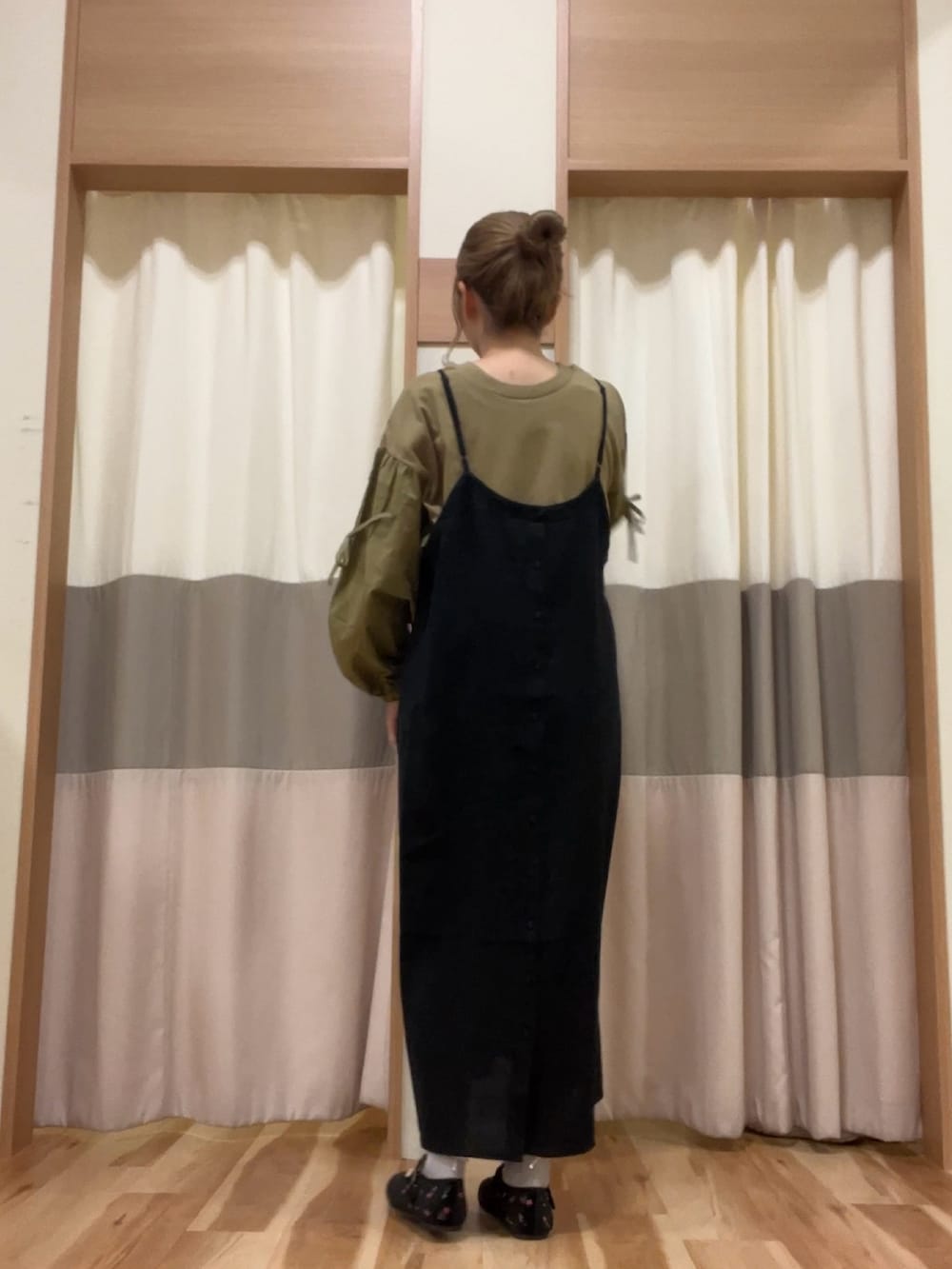 「SM2のアイテム（ワンピース/ドレス、ブラック系）」を使った、ym.さん（レディース・160cm）の秋コーディネートの2枚目の写真