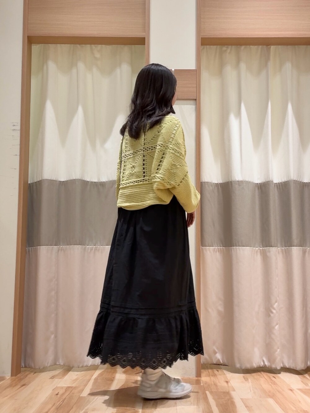 「SM2のアイテム（ワンピース/ドレス、ブラック系）」を使った、ym.さん（レディース・160cm）の春コーディネートの2枚目の写真