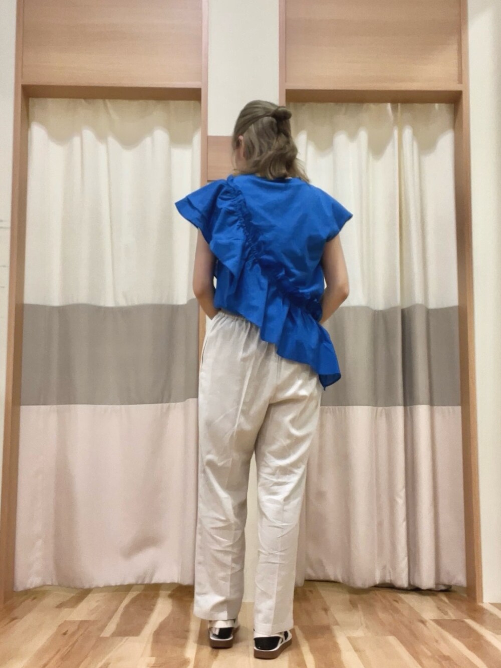 ブルー系のTシャツ/カットソー、ホワイト系のその他パンツ、ブラウン系のショルダーバッグを着用したレディースの夏コーディネートの2枚目の写真