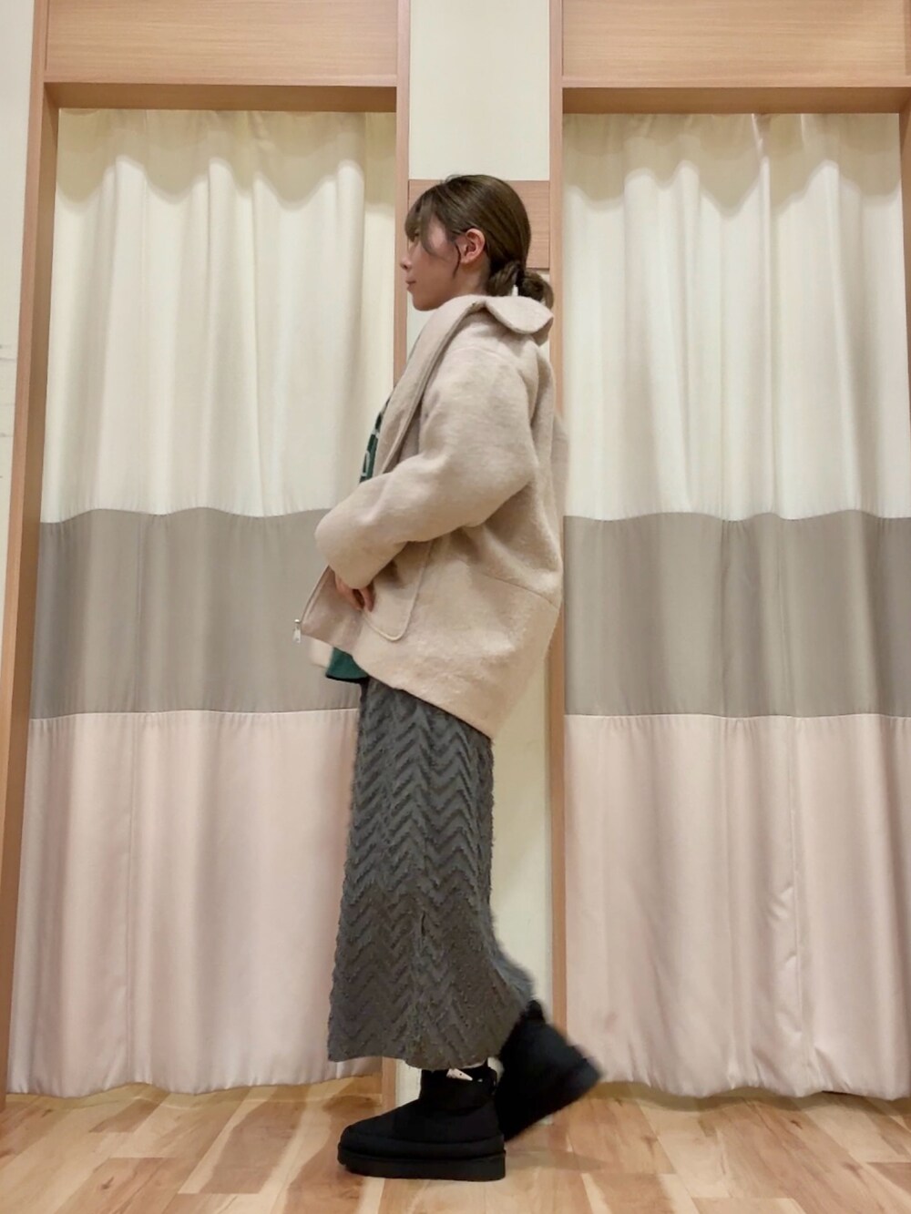 グリーン系のTシャツ/カットソー、グレー系のスカート、ベージュ系のノーカラージャケットを着用したレディースの秋コーディネートの2枚目の写真