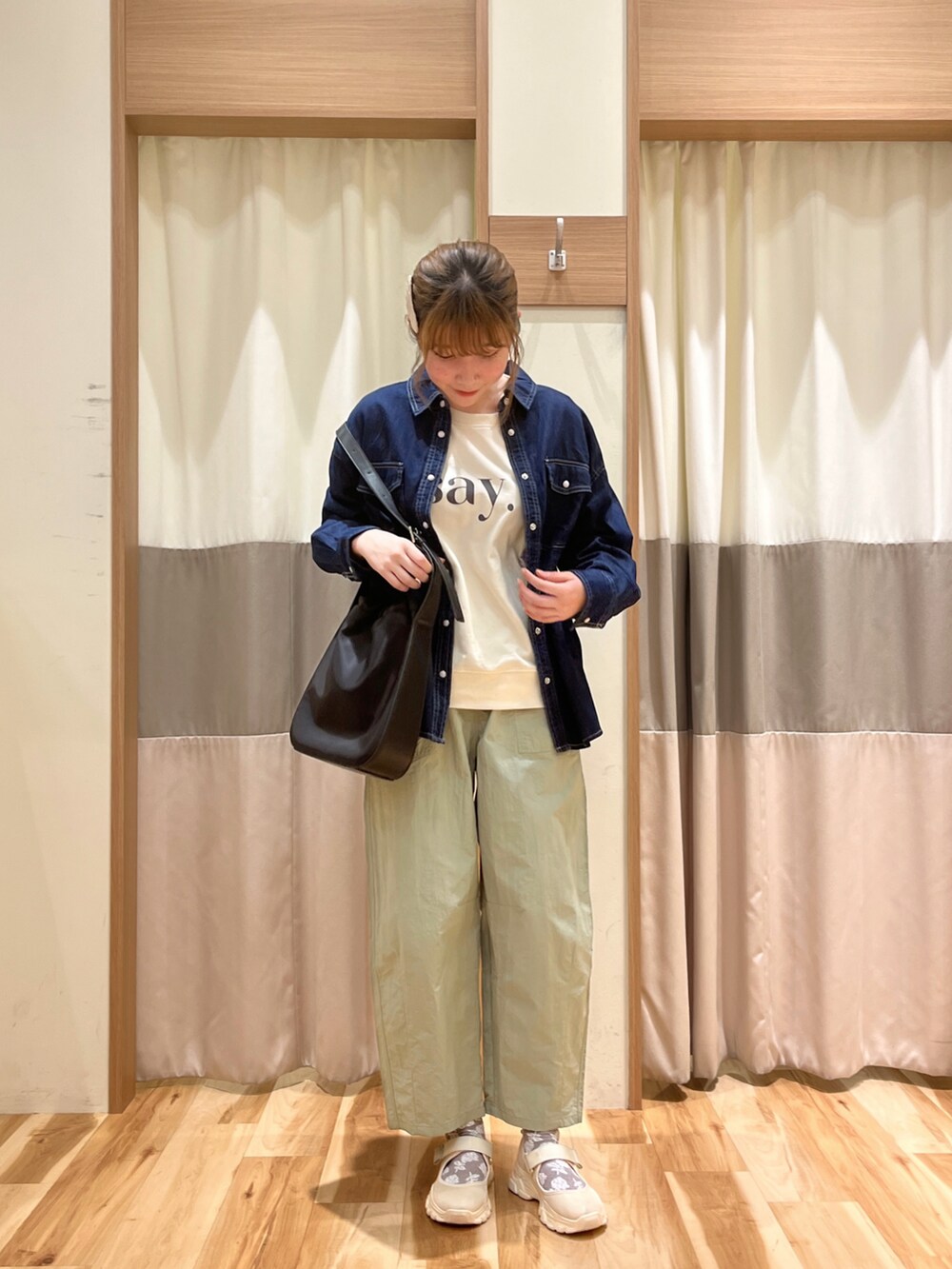 「春コーデ、オトナカジュアル、休日スタイル、お洒落さんとつながりたい」｜「Samansa Mos2 blueのインレイプルオーバー（Tシャツ/カットソー、ホワイト系）」を使った、ym.さん（レディース・160cm）の冬コーディネートの2枚目の写真