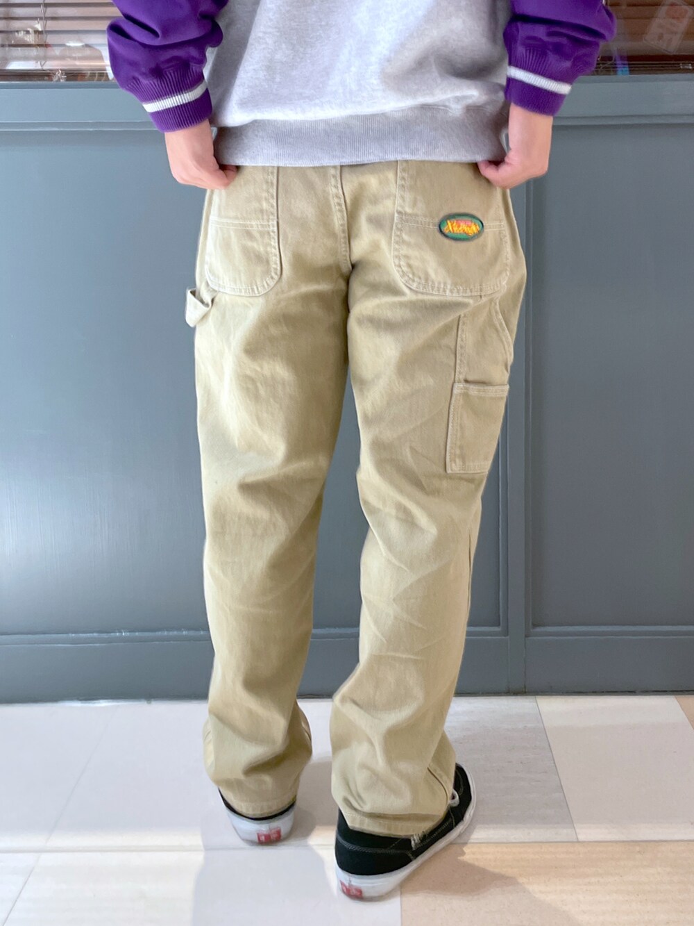 グレー系のスウェット、ベージュ系のその他パンツ、ブラック系のニットキャップ/ビーニーを着用したメンズの冬コーディネートの3枚目の写真