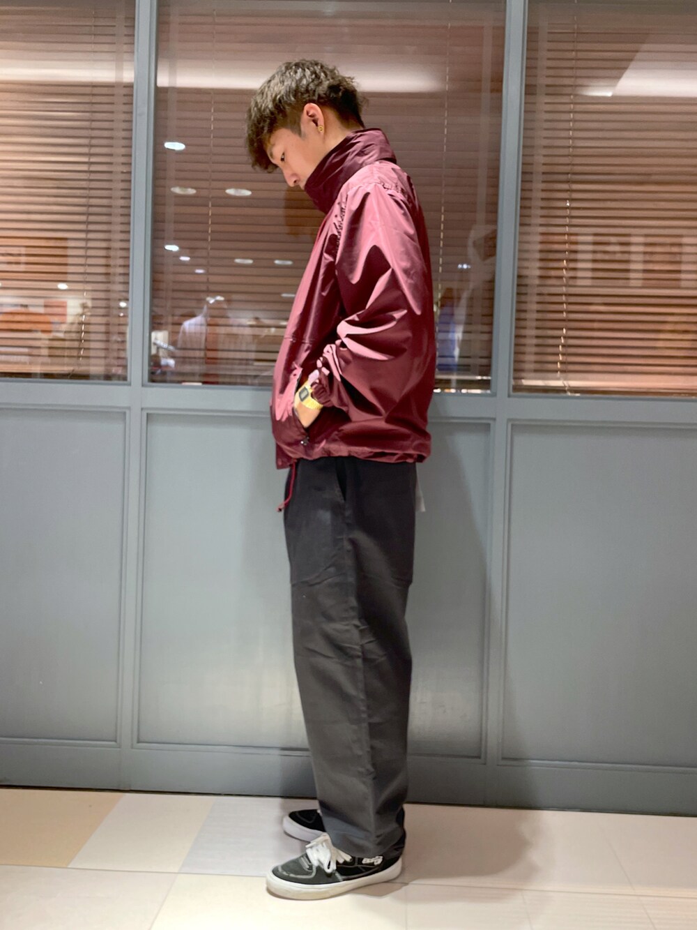 レッド系のその他アウター、ブラック系のその他パンツを着用したメンズの秋コーディネートの2枚目の写真