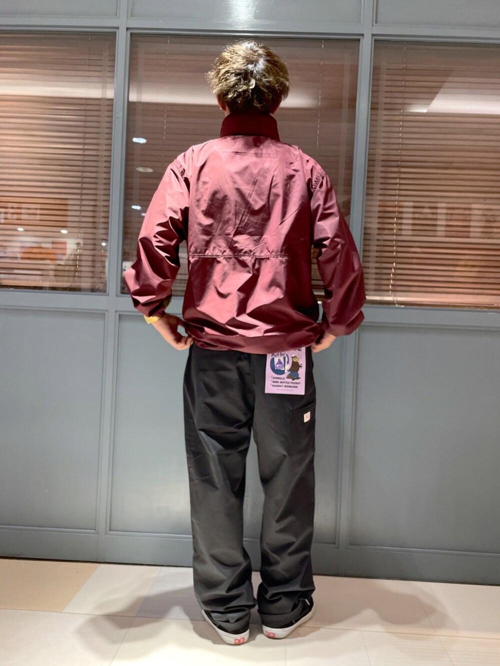 レッド系のその他アウター、ブラック系のその他パンツを着用したメンズの秋コーディネートの3枚目の写真