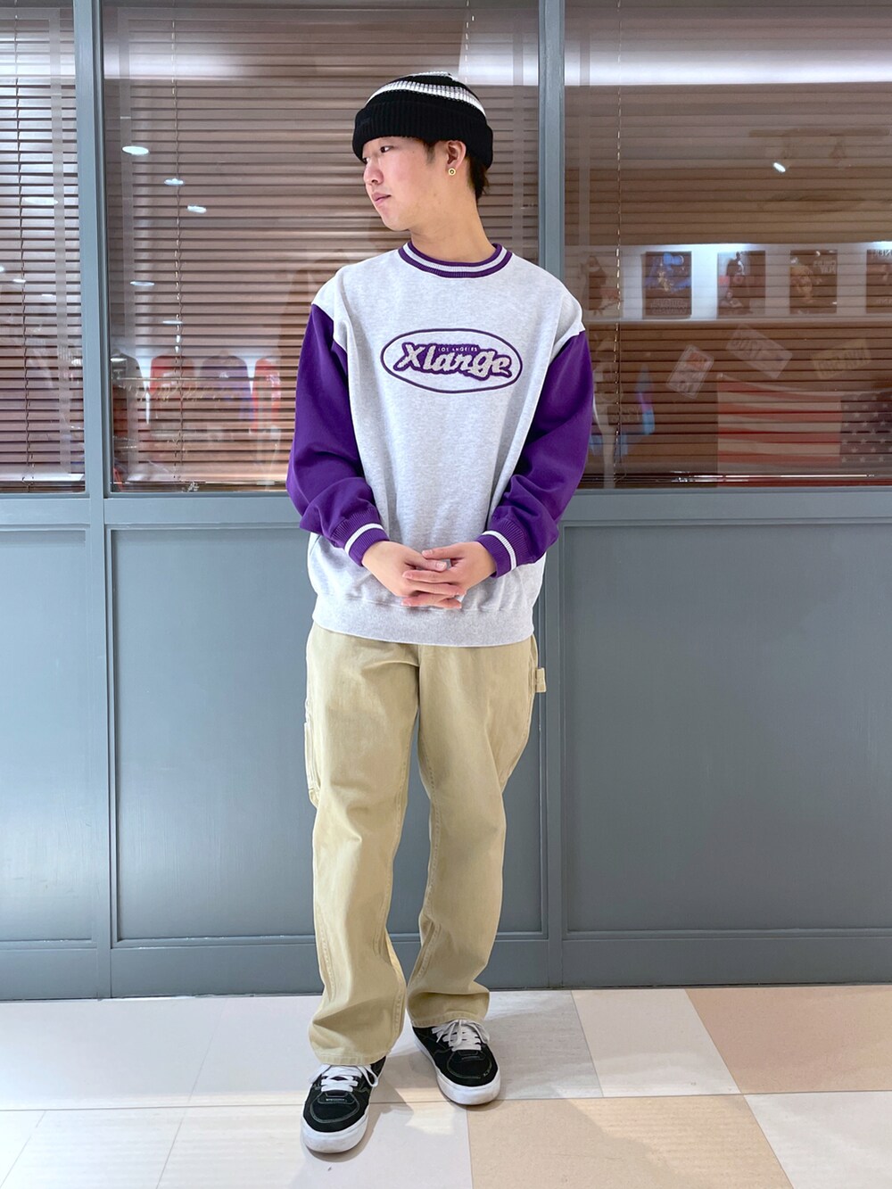 グレー系のスウェット、ベージュ系のその他パンツ、ブラック系のニットキャップ/ビーニーを着用したメンズの冬コーディネートの2枚目の写真