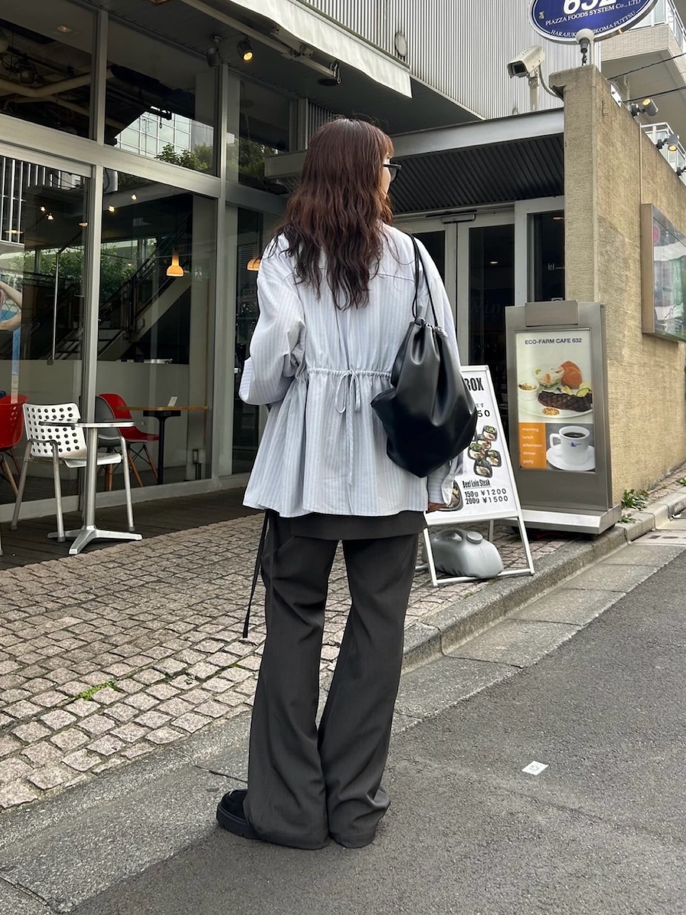 「mysticの[森川企画]レイヤードストライプドロストシャツ（シャツ/ブラウス、ブルー系）」を使った、小南優歩さん（骨格ウェーブ・レディース・163cm）の夏コーディネートの4枚目の写真