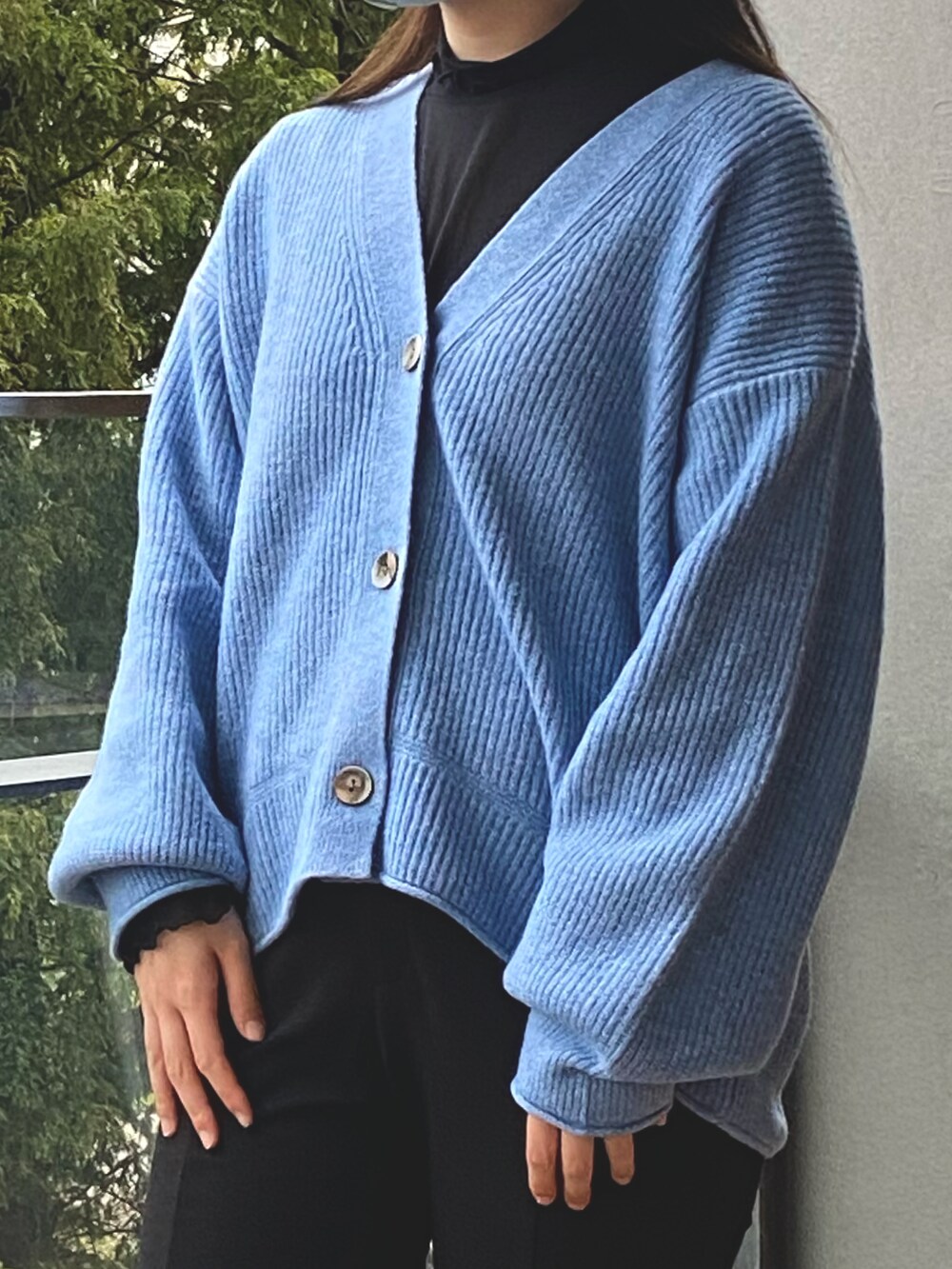 ブラック系のパンツ、ブルー系のカーディガン/ボレロ、ブラック系のその他トップスを着用したレディースの秋コーディネートの2枚目の写真