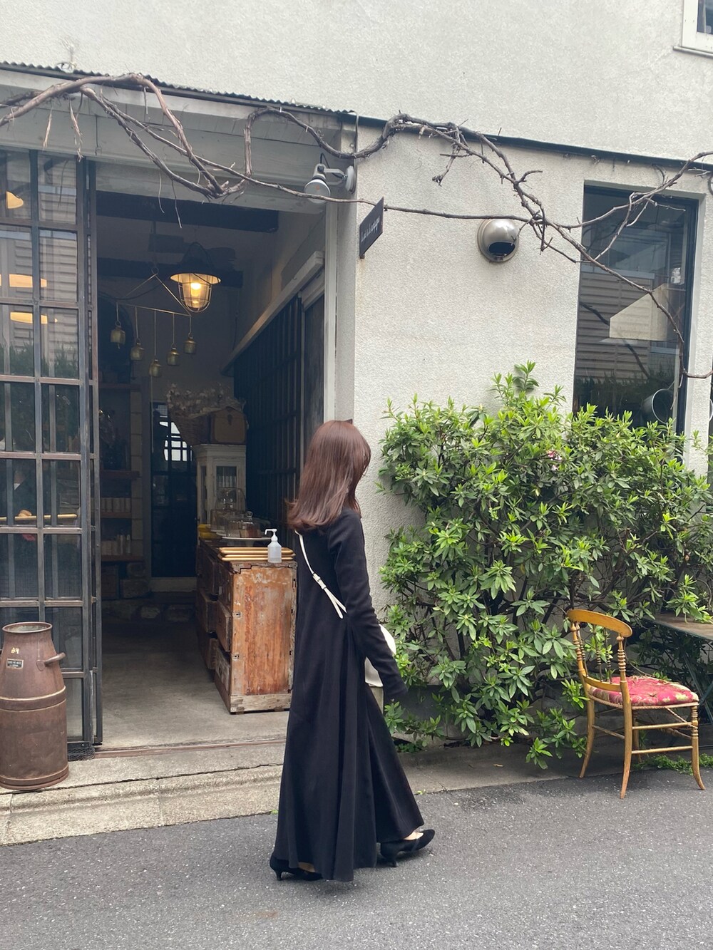 ブラック系のワンピース/ドレスを着用したレディースの秋コーディネートの2枚目の写真