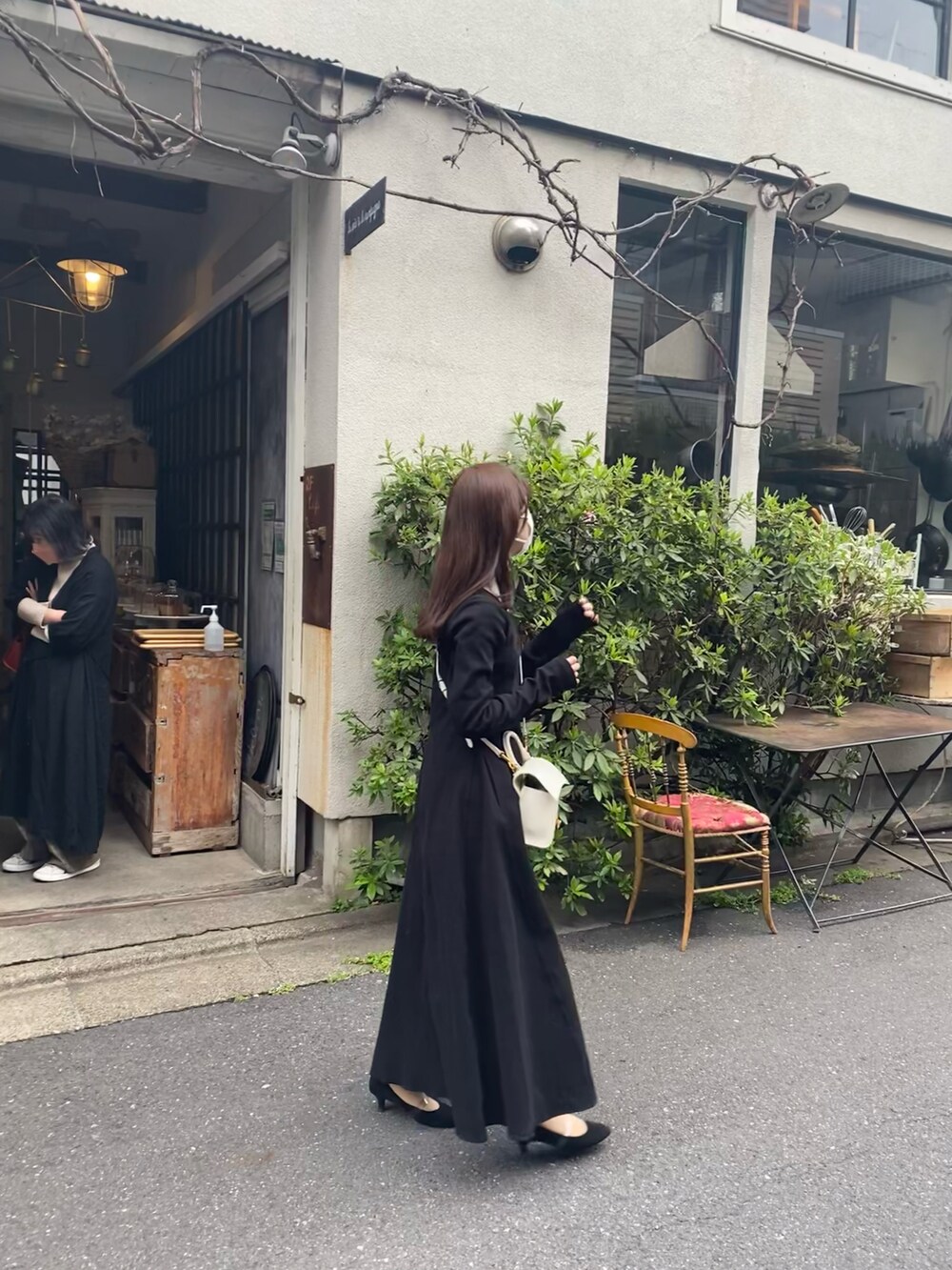 ブラック系のワンピース/ドレスを着用したレディースの秋コーディネートの3枚目の写真