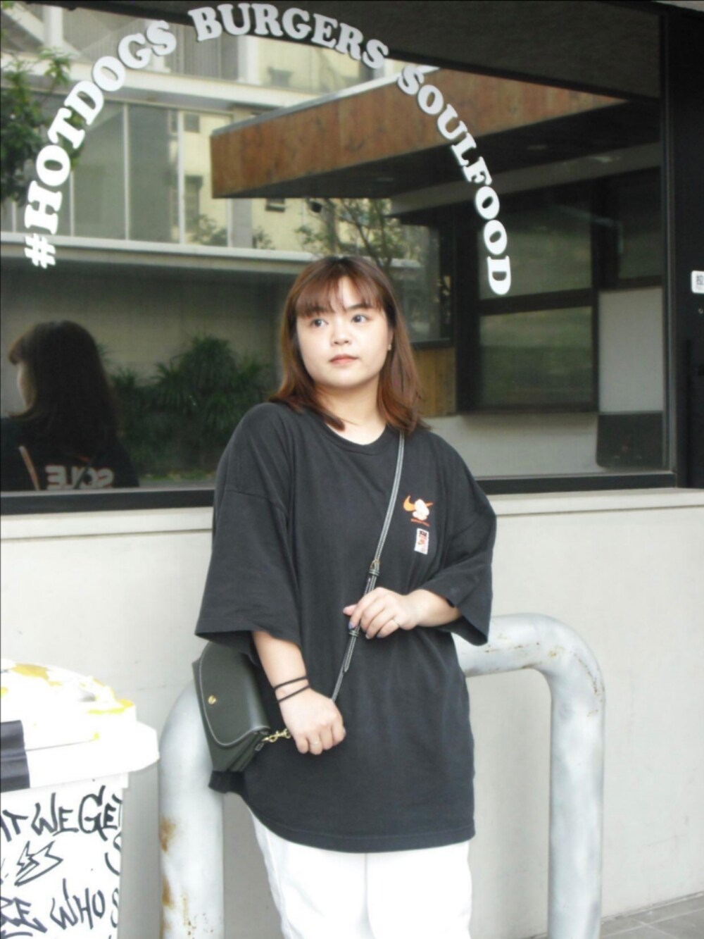 ブラック系のTシャツ/カットソーを着用したレディースの夏コーディネートの2枚目の写真