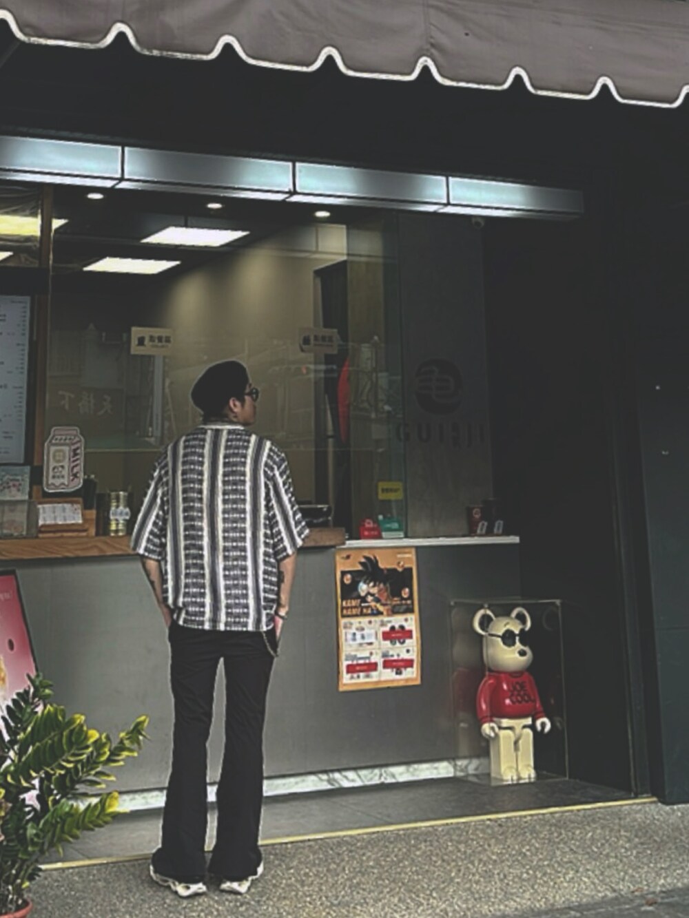 その他のシャツ/ブラウス、ブラック系のパンツ、その他のシューズを着用したメンズの秋コーディネートの2枚目の写真