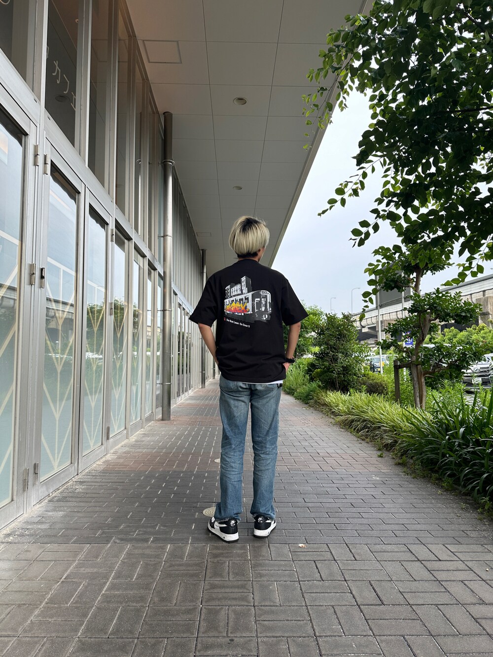 その他のデニムパンツ、ブラック系のTシャツ/カットソーを着用したメンズの夏コーディネートの2枚目の写真