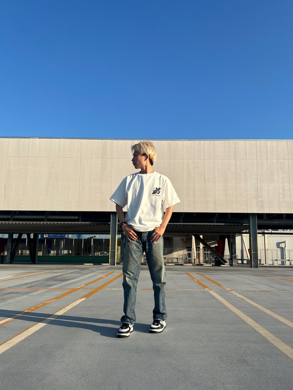 その他のデニムパンツ、ホワイト系のTシャツ/カットソーを着用したメンズの夏コーディネートの2枚目の写真