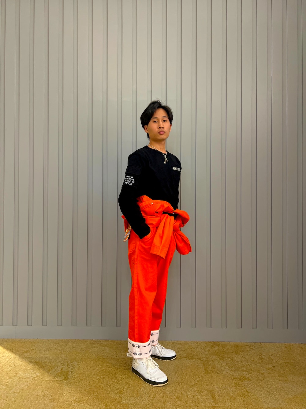 オレンジ系のつなぎ/オールインワン、ホワイト系のスニーカー、ブラック系のTシャツ/カットソーを着用したメンズの冬コーディネートの2枚目の写真