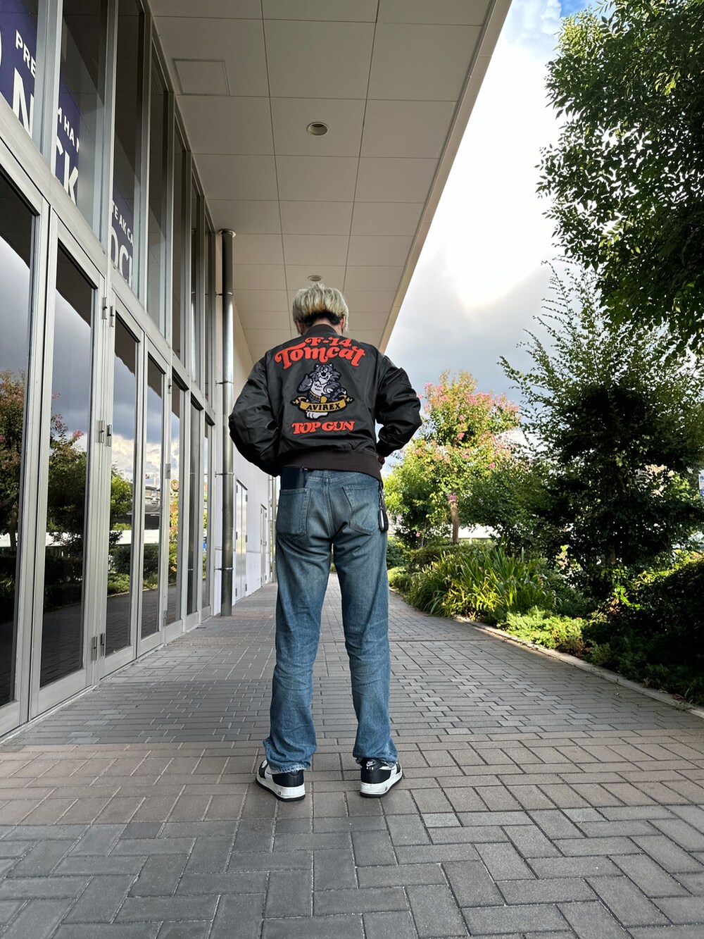 グレー系のMA-1、ホワイト系のタンクトップを着用したメンズの秋コーディネートの2枚目の写真