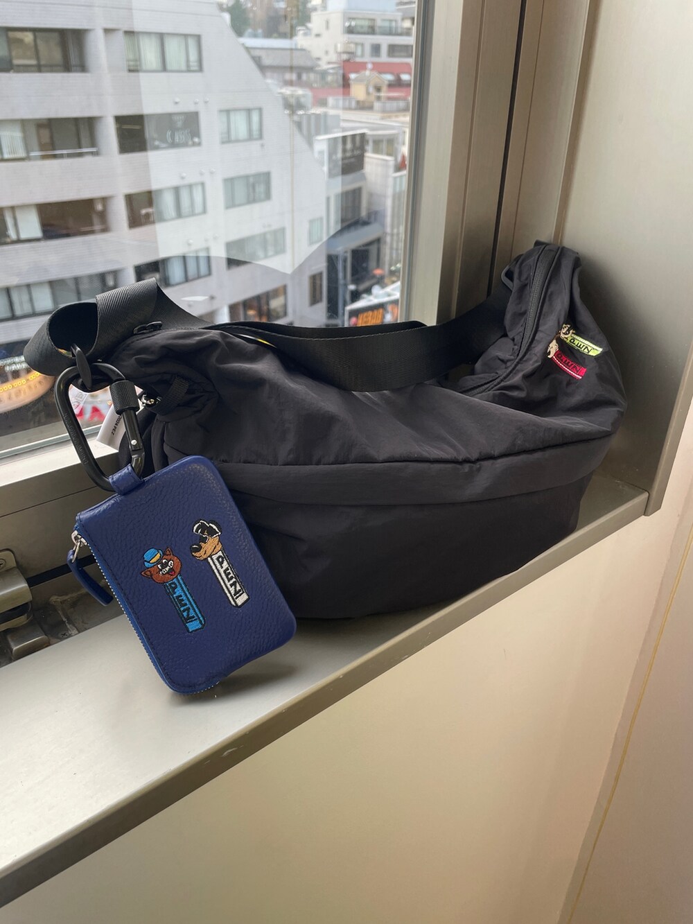 ブルー系のキーケース/キーアクセサリーを着用したレディースの夏コーディネートの2枚目の写真