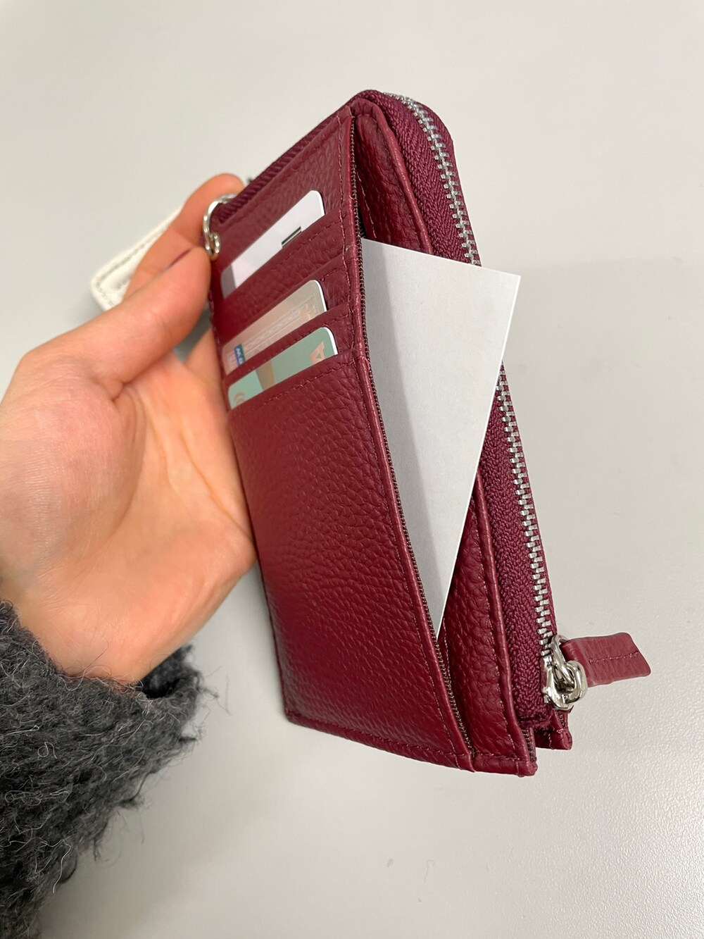 レッド系の財布を着用したレディースの冬コーディネートの5枚目の写真