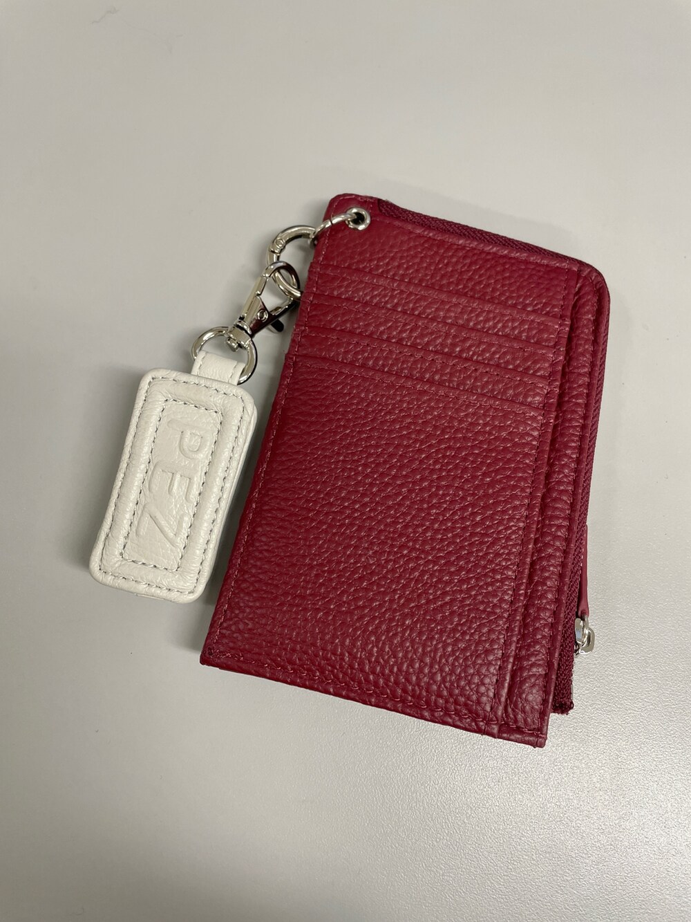 レッド系の財布を着用したレディースの冬コーディネートの8枚目の写真