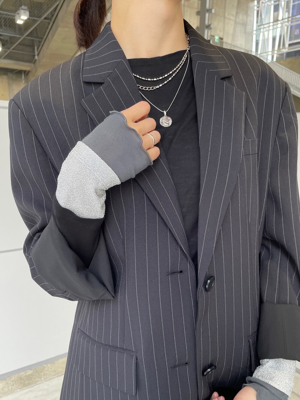 ホワイト系のボストンバッグ、ブラック系のTシャツ/カットソー、シルバー系のネックレスを着用したレディースの春コーディネートの5枚目の写真