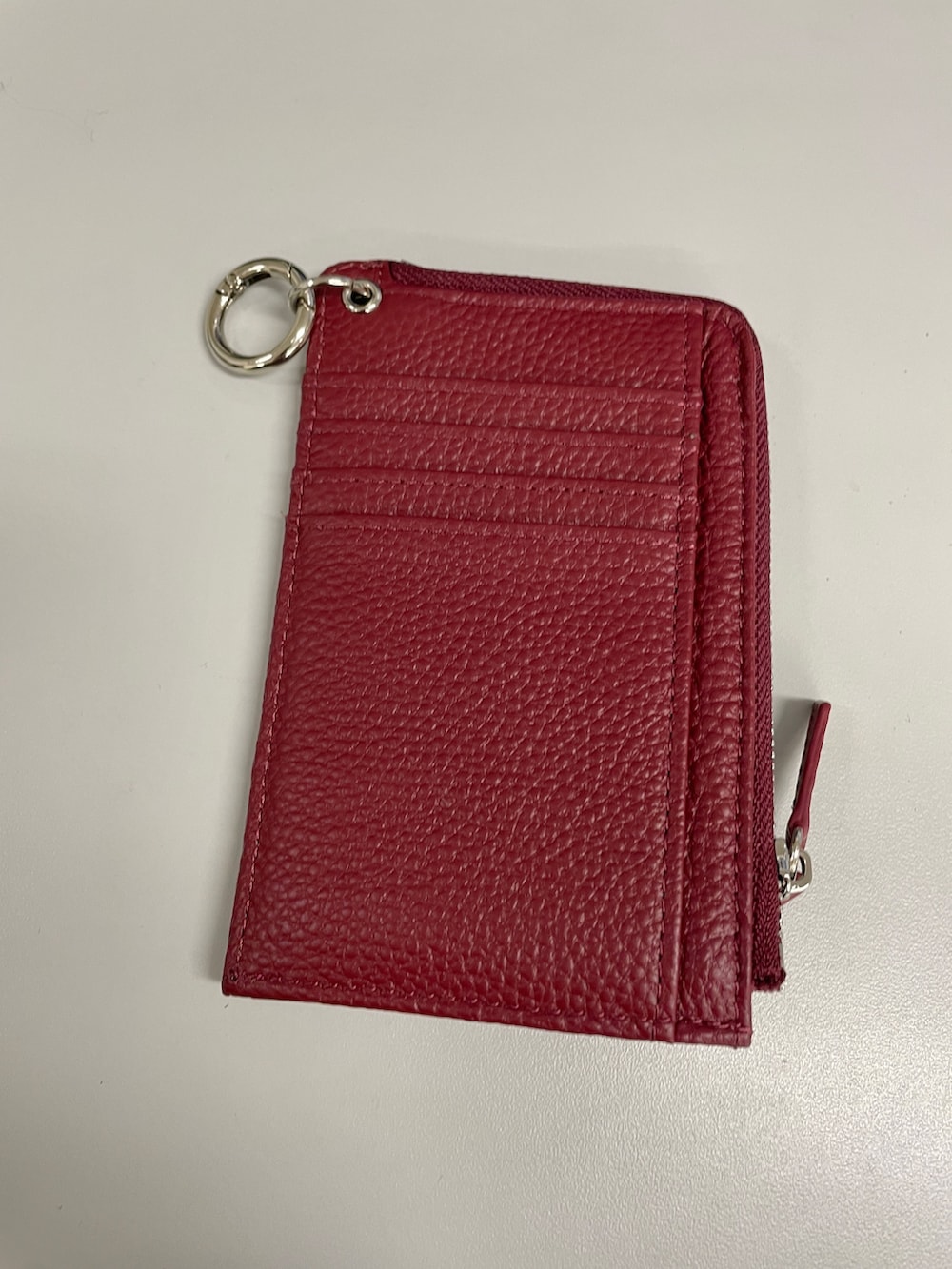 レッド系の財布を着用したレディースの冬コーディネートの9枚目の写真