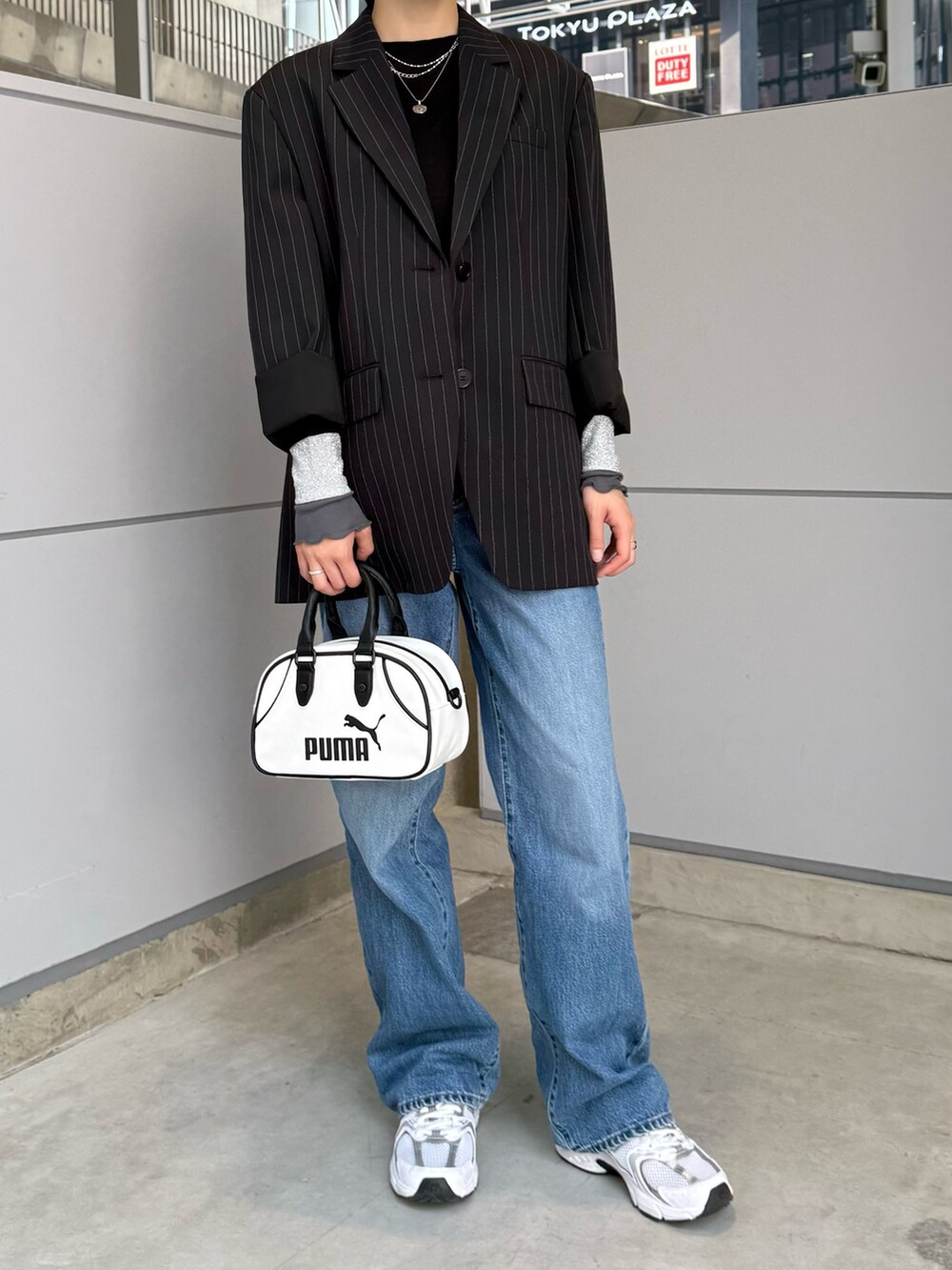 ホワイト系のボストンバッグ、ブラック系のTシャツ/カットソー、シルバー系のネックレスを着用したレディースの春コーディネートの6枚目の写真