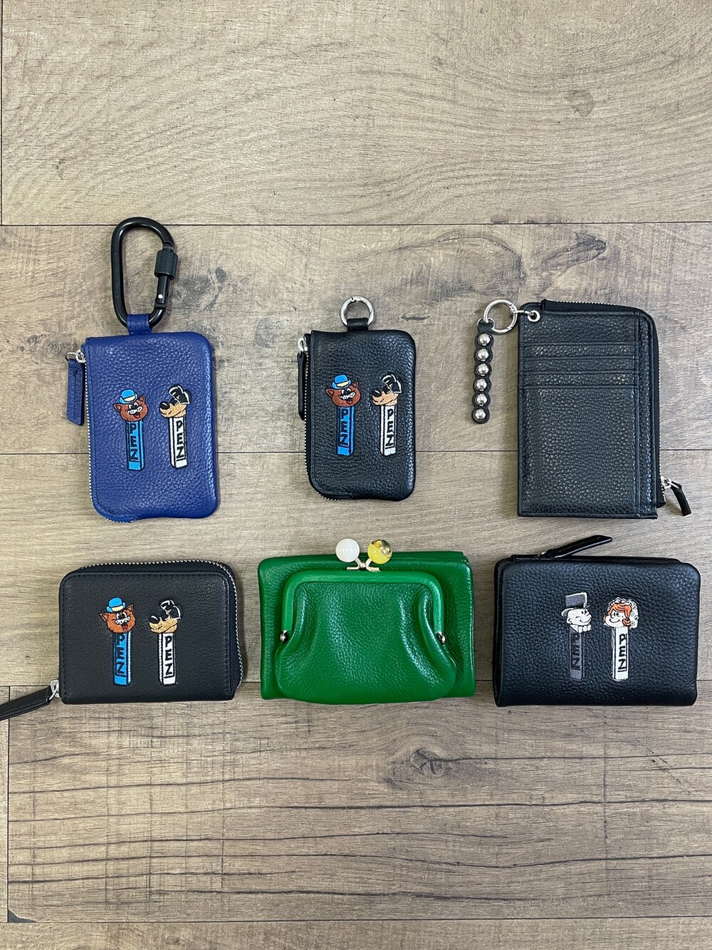 ブルー系のキーケース/キーアクセサリーを着用したレディースの夏コーディネートの3枚目の写真