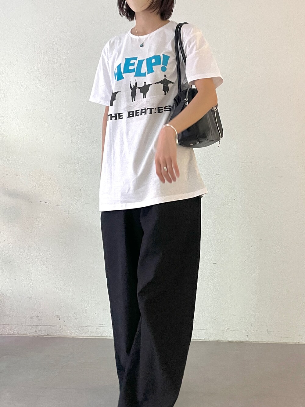 ブラック系のボストンバッグ、ブラック系のその他パンツ、ホワイト系のTシャツ/カットソーを着用したレディースの春コーディネートの6枚目の写真