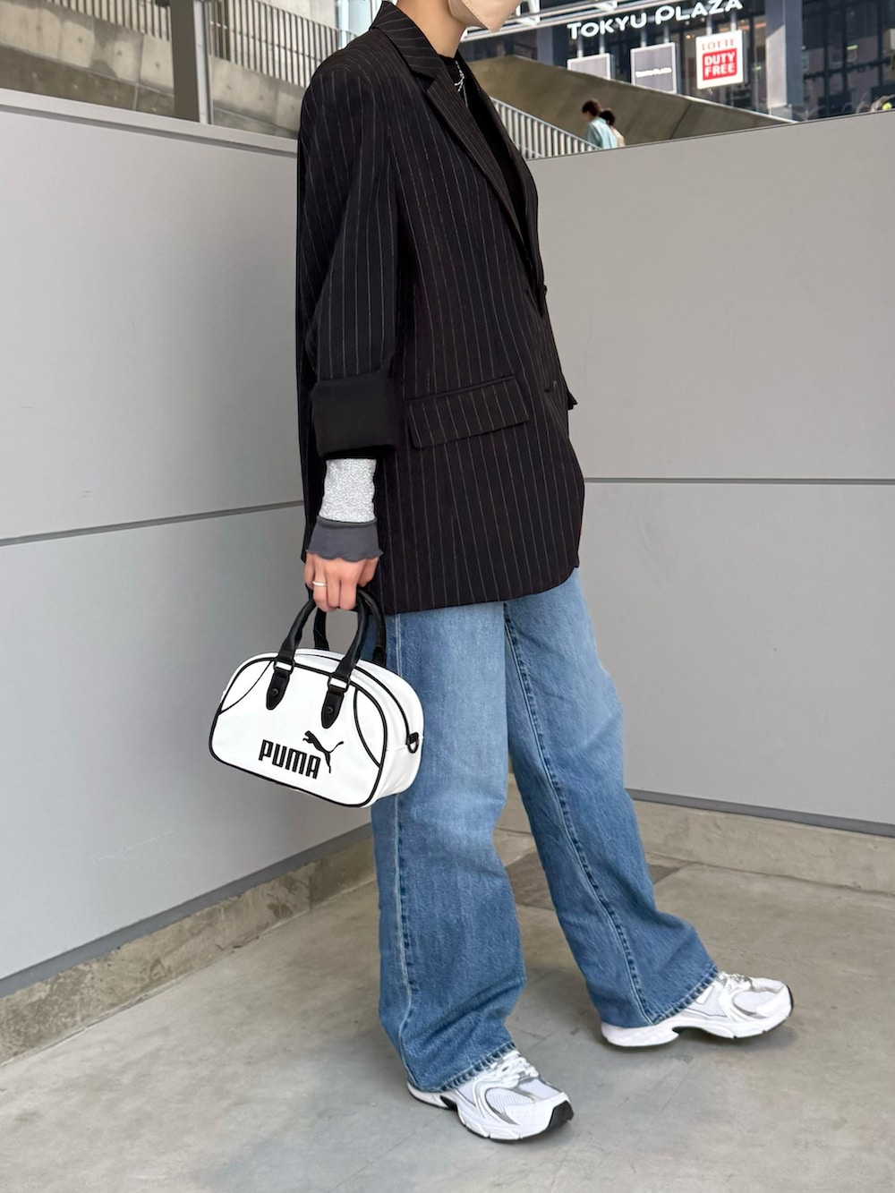 ホワイト系のボストンバッグ、ブラック系のTシャツ/カットソー、シルバー系のネックレスを着用したレディースの春コーディネートの3枚目の写真