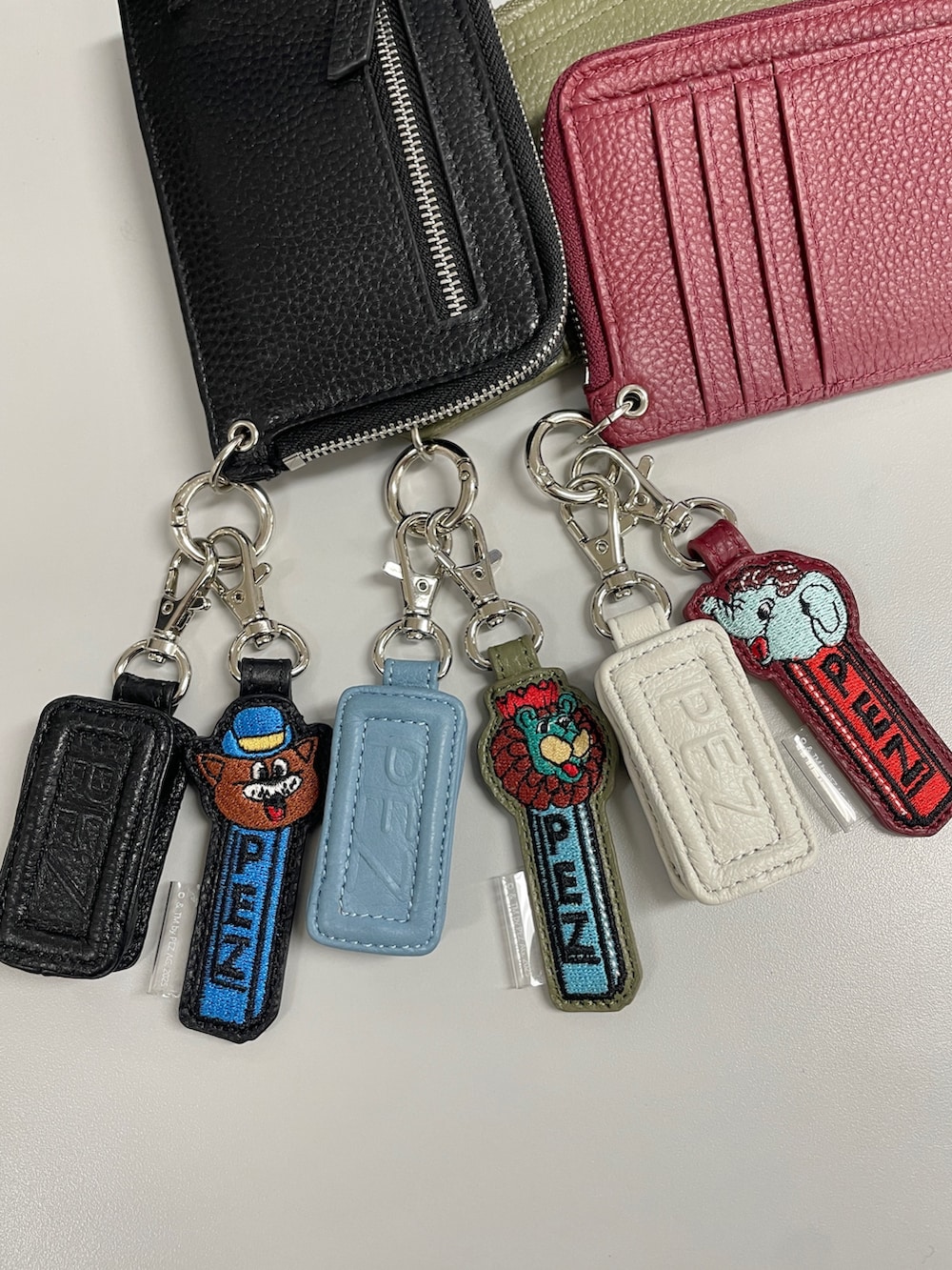 レッド系の財布を着用したレディースの冬コーディネートの10枚目の写真