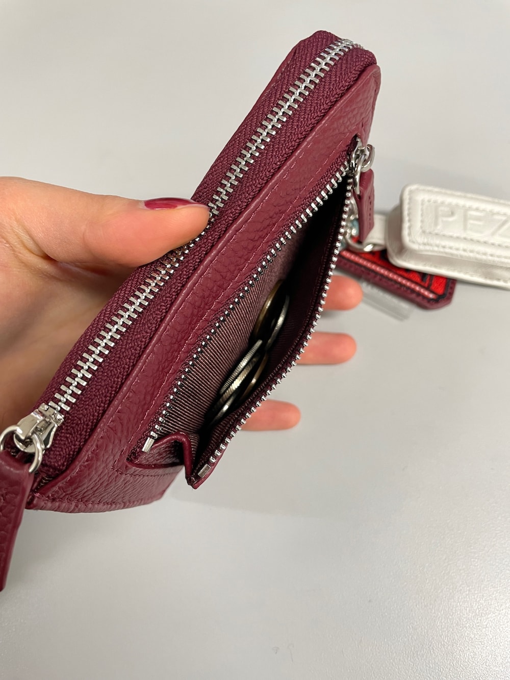 レッド系の財布を着用したレディースの冬コーディネートの4枚目の写真