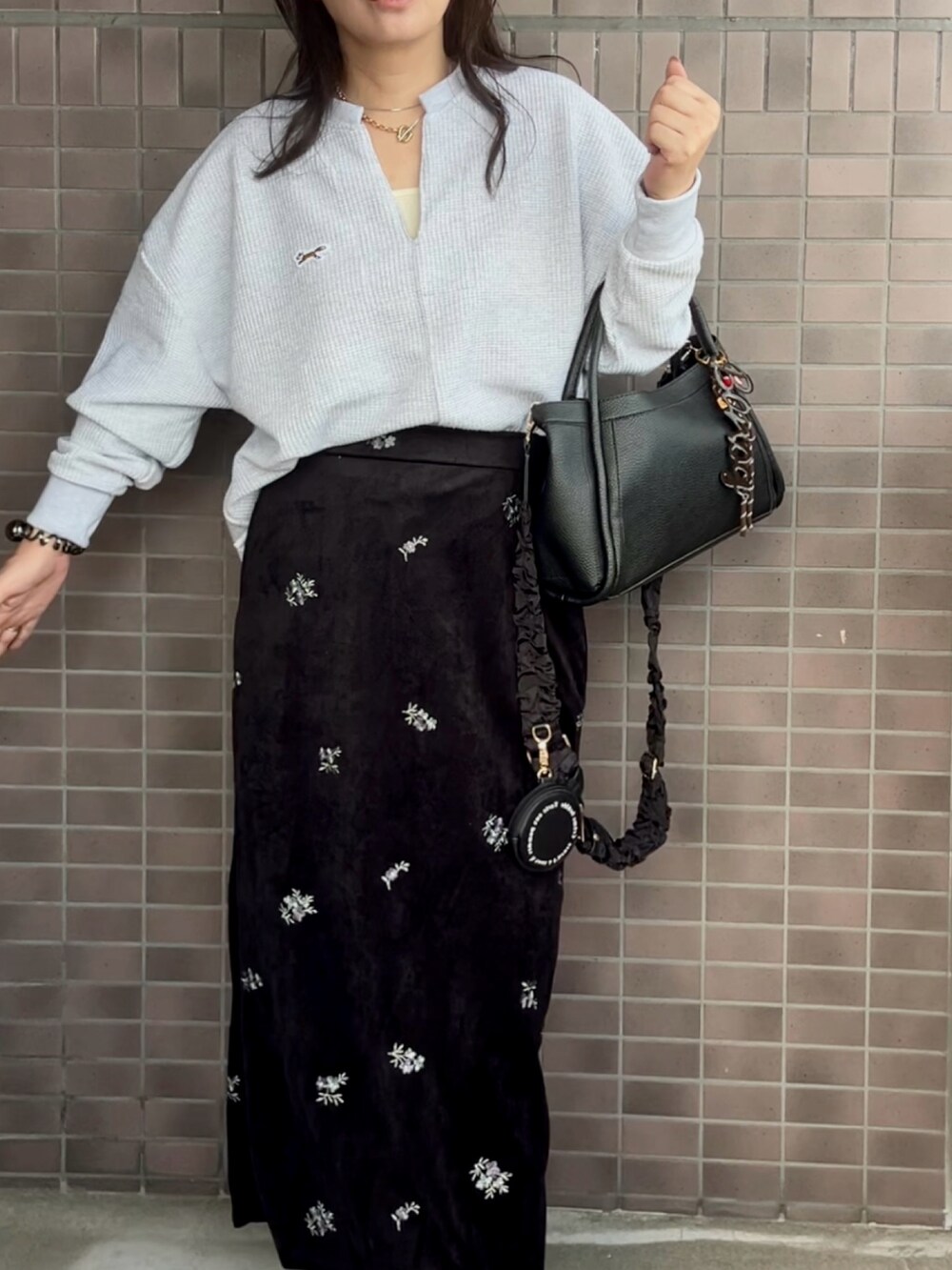 ブラック系のハンドバッグ、グレー系のTシャツ/カットソーを着用したレディースの秋コーディネートの2枚目の写真