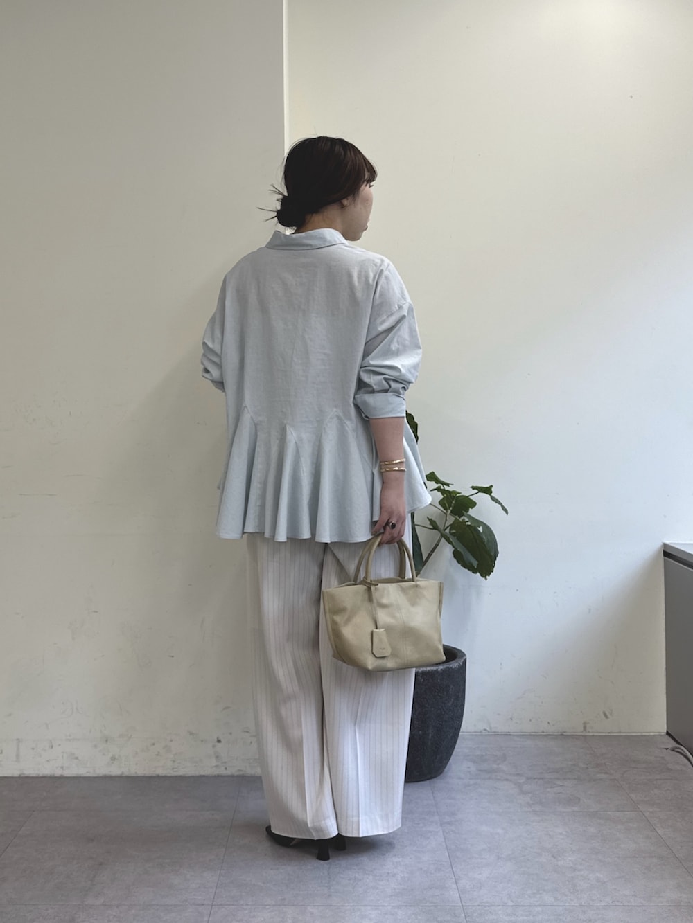 ホワイト系のその他パンツ、ブラック系のサンダル、ベージュ系のトートバッグを着用したレディースの冬コーディネートの4枚目の写真