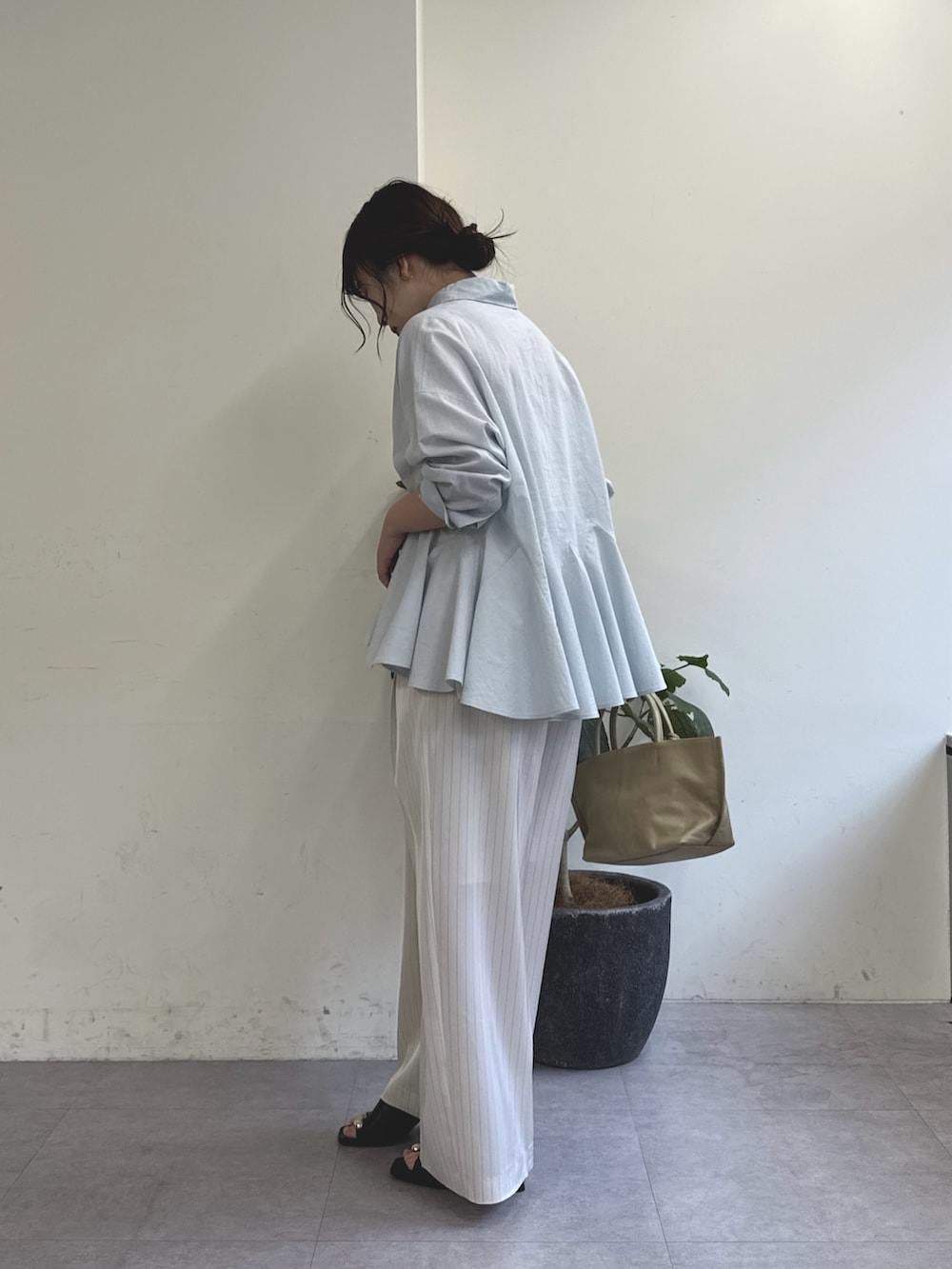 ホワイト系のその他パンツ、ブラック系のサンダル、ベージュ系のトートバッグを着用したレディースの冬コーディネートの3枚目の写真