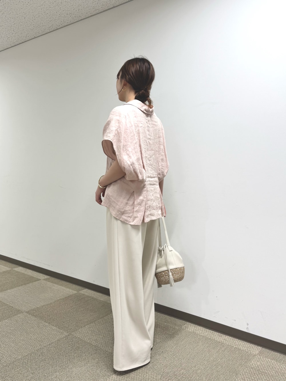 ピンク系のシャツ/ブラウス、ベージュ系のその他パンツ、ホワイト系のショルダーバッグを着用したレディースの春コーディネートの4枚目の写真