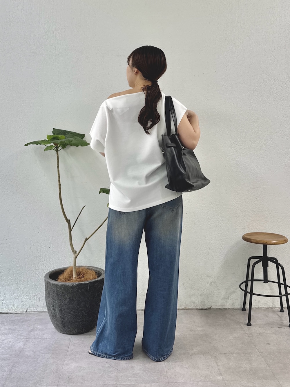ホワイト系のTシャツ/カットソー、ブルー系のデニムパンツ、ブラック系のトートバッグを着用したレディースの夏コーディネートの5枚目の写真