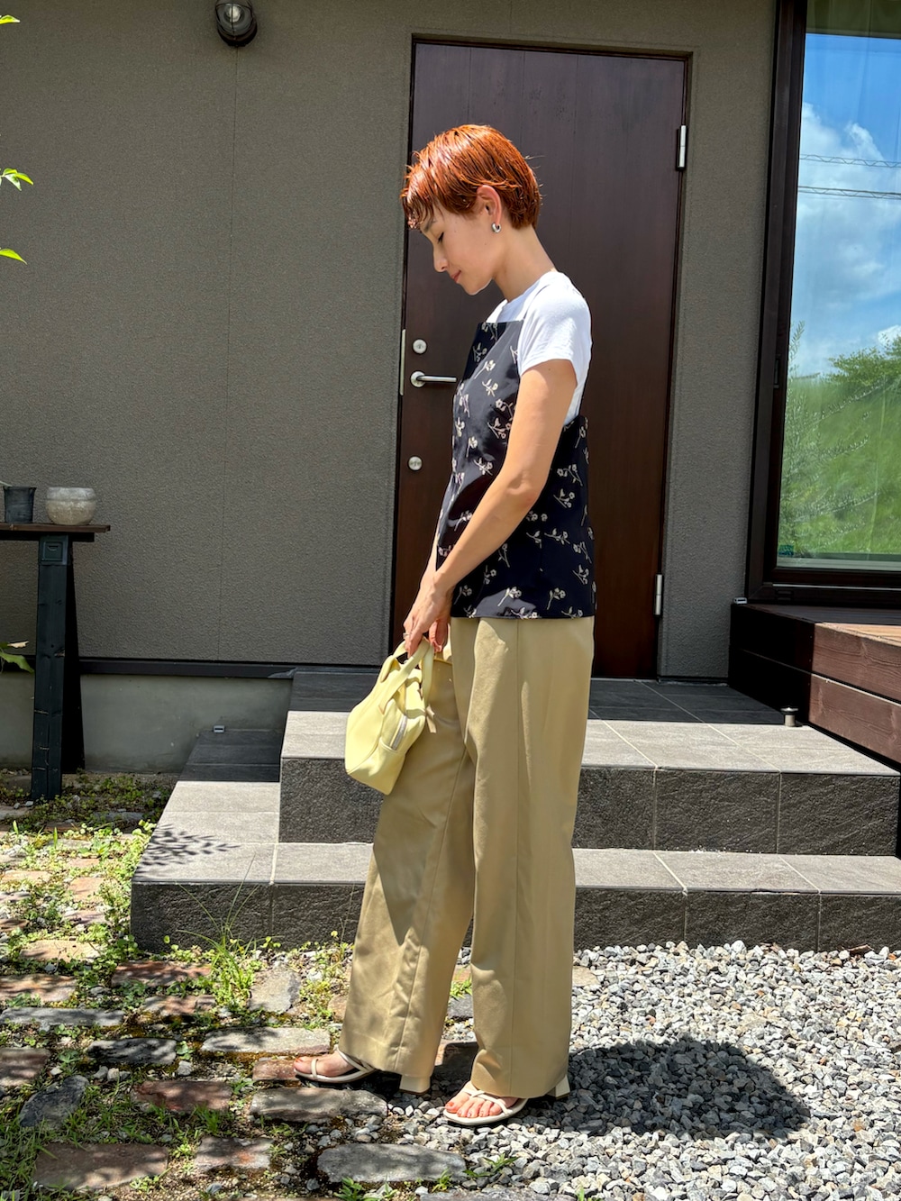 「夏ルックで気分アップ、キャミソール、フラワープリント、チノパン、レイヤードスタイル、レイヤード、ハンドバッグ、サンダル、大人カジュアル、白Tシャツ、Tシャツ、お出かけコーデ、休日スタイル、デートコーデ、大人かわいい」｜「anukeのanuke Flower Jacquard Tops 62510430（キャミソール、ブルー系）」を使った、mikkoさん（骨格ナチュラル・レディース・161cm）の夏コーディネートの2枚目の写真